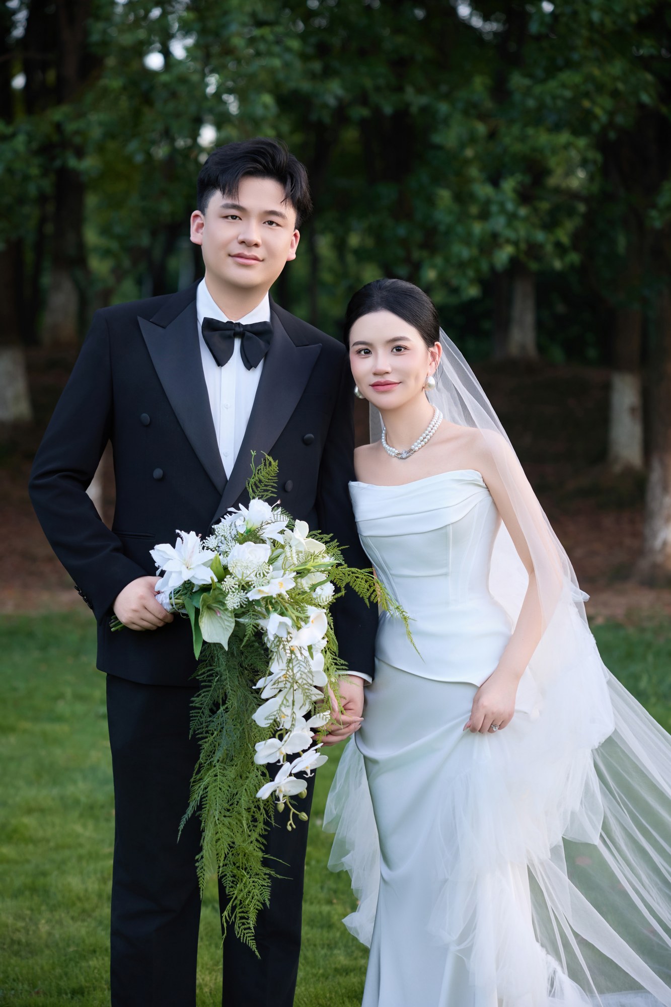 新人在绿意花园中的婚纱合影