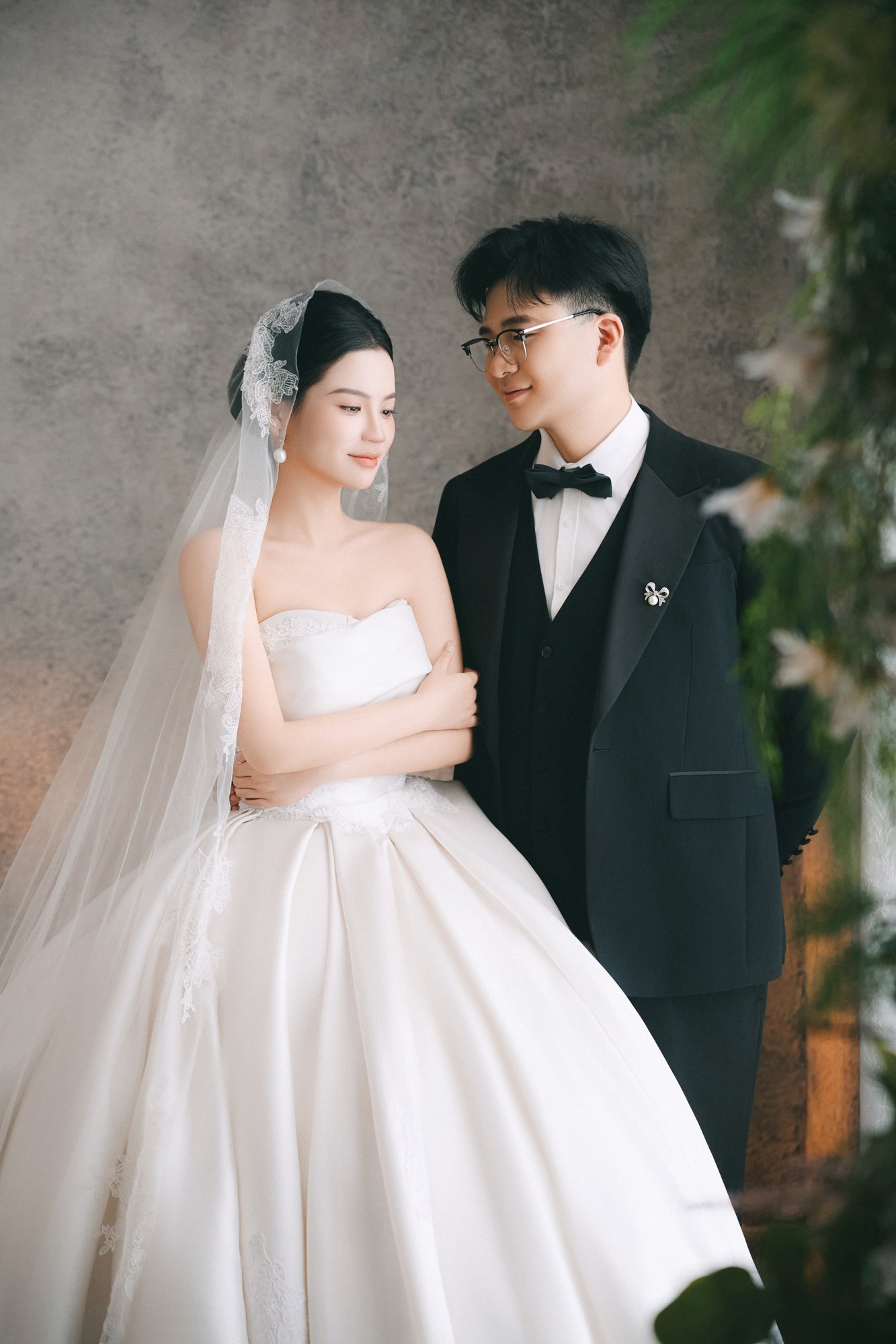 新人身着婚纱与礼服相望
